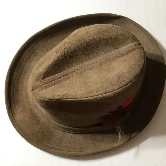 Vintage globe, masters, suede fedora